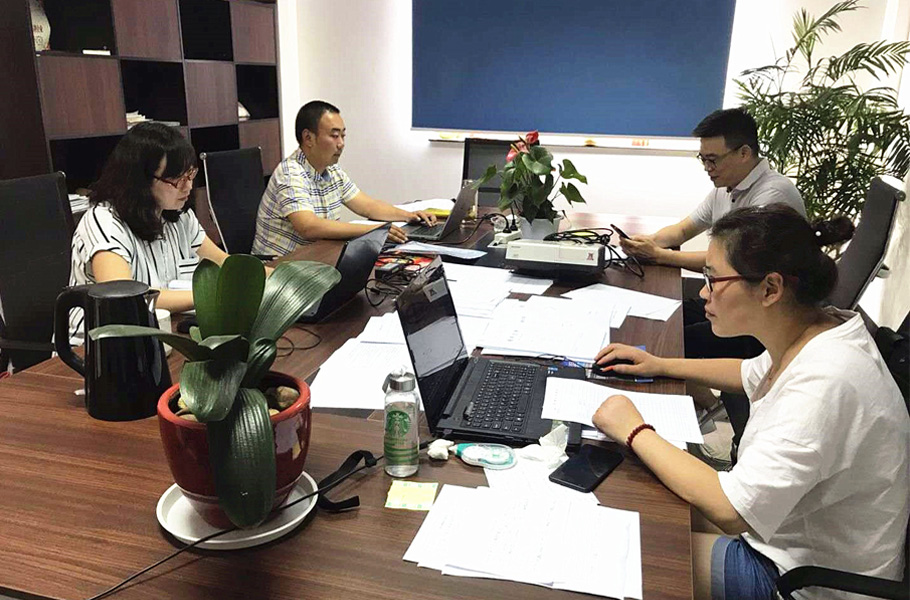 審核組成員在能達環(huán)境相關(guān)部門負責人的陪同下，正在進行相關(guān)審核工作2